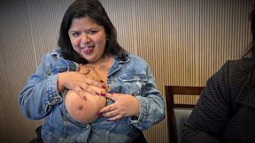 bbw peituda: espanhola deliciosa e squirt no sofa