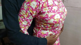 18 Jahre alte indische Dienstmädchenschlampe mit großen natürlichen Titten wird anal gefickt