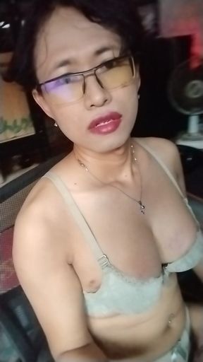 Amateur shemale masturbates while working