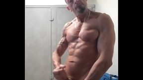 mec muscl&eacute_ se branle et &eacute_jacule dans les vestiaires de la salle de gym vid&eacute_o compl&egrave_te non flout&eacute_e.