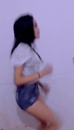 Slim Brazilian beauty dances on TikTok