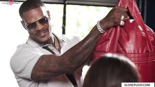 Fit Babe Kelsey Handle's Big Black Dick At The Gym - Fitness Goddess Gets Pounded