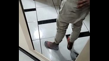 Testando o desenho da tatuagem na bunda firme e lisinha do novinho