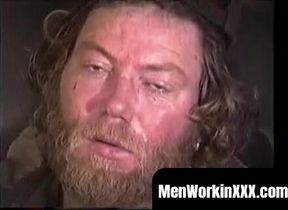 MenWorkinXXX.com - Dirty old bum Lee Bond masturbates for cash on a bed