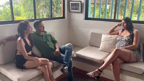 cachonda agente inmobiliaria se folla a sus clientes para cerrar un gran trato.