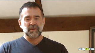 Ação amadora intensa com os gostosões Bryan Slater e Tony Dazzle trocando sexo oral, masturbação, beijos e penetrando os cus um do outro.