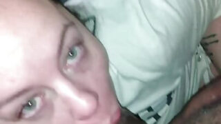 Mamada interracial: video casero de una madura americana chupando polla tras ser follada analmente por una BBC