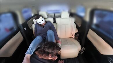 車の中で大量口内射精した後に精子まみれのチンポをそのまま挿入してSEXしてしまう人妻