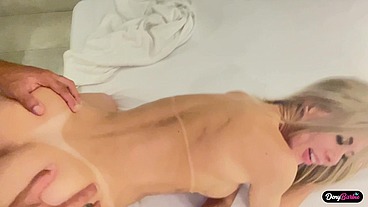 Loira milf que parece uma barbie transando muito com o pau preto (BBC)