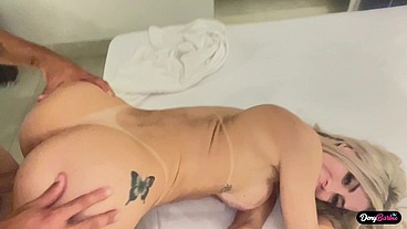 Loira milf que parece uma barbie transando muito com o pau preto (BBC)