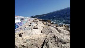 Apr&egrave_s avoir bien exhib&eacute_ ma chate sur une digue je le suce a fond et il me baise