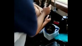 Safada tomando tapa na pia