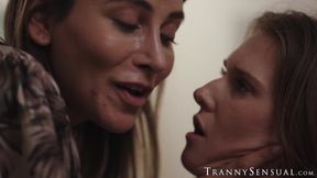 TS stepmom Korra Del Rio splits Ashley Lanes pussy wide open