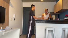comi o cu do magrinho da cademia sem camisinha
