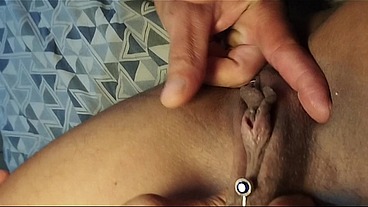 Buceta grande e cabeluda, gozando muito esperma na boca do namorado, engolindo tudo