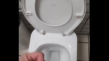 Batendo uma no banheiro.