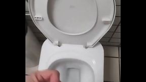 Batendo uma no banheiro.