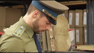 Tineri recruți musculoși într-o orgie fierbinte în barăci schimbă muie și fut cu putere până când toți își trag sămânța