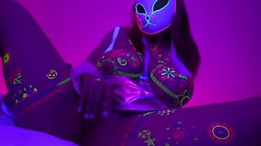 Curvy amateur camslut in cat mask rubs her pussy
