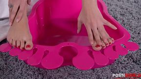 Foot Bath Excitement: Two Lesbian Foot Fetishists Make Out