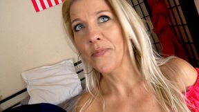 Beautiful sandy-haired mature MILF gets big cock and climaxes vigorous