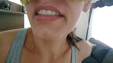 Raquel humilhando o cliente corno viado que tem pau pequeno