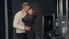 il se tape une fille dans les chiottes de la boite de nuit.