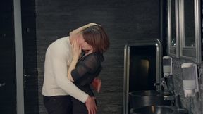 il se tape une fille dans les chiottes de la boite de nuit.