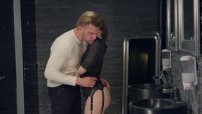 il se tape une fille dans les chiottes de la boite de nuit.