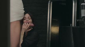 il se tape une fille dans les chiottes de la boite de nuit.