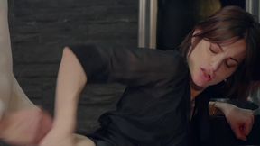 il se tape une fille dans les chiottes de la boite de nuit.