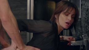 il se tape une fille dans les chiottes de la boite de nuit.
