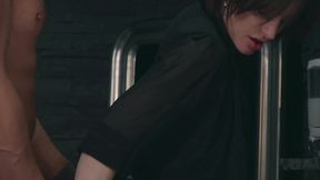 il se tape une fille dans les chiottes de la boite de nuit.