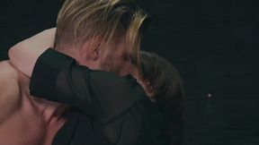 il se tape une fille dans les chiottes de la boite de nuit.