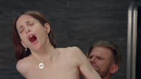 il se tape une fille dans les chiottes de la boite de nuit.