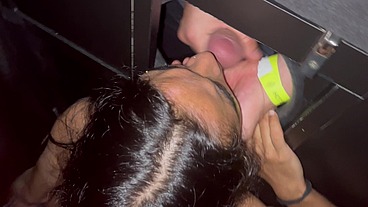 Chupei no pelo na balada da hot e ele gozou na minha carinha de puta