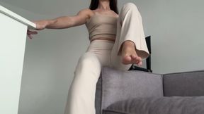 Cameltoe tight leggings stretching
