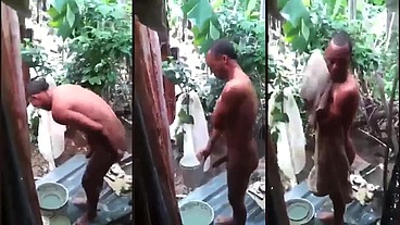 Pedreiro pirocudo tomando banho se exibindo pra mim