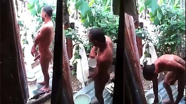 Pedreiro pirocudo tomando banho se exibindo pra mim