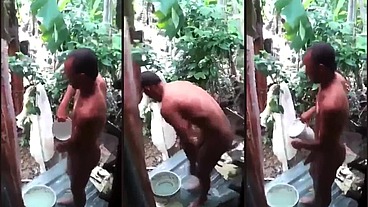 Pedreiro pirocudo tomando banho se exibindo pra mim