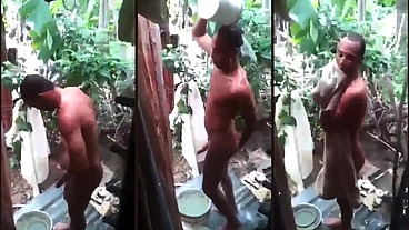 Pedreiro pirocudo tomando banho se exibindo pra mim