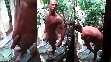 Pedreiro pirocudo tomando banho se exibindo pra mim