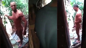 Pedreiro pirocudo tomando banho se exibindo pra mim