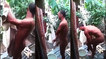 Pedreiro pirocudo tomando banho se exibindo pra mim