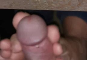 Footjob unterm Tisch