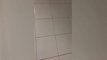 FODENDO COM O FLANELINHA DA RUA DE BAIXO NO BANHEIRO.