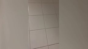 FODENDO COM O FLANELINHA DA RUA DE BAIXO NO BANHEIRO.