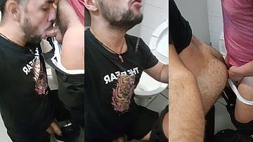 Homen casado comeu rabo do gay dentro do box do banheiro do supermercado, se vestiu e foi embora.