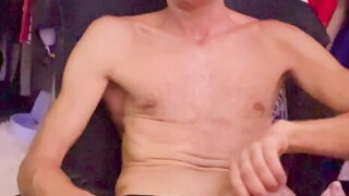 Pria-pria kulit putih berotot mengocok penis besar mereka yang belum disunat sebelum melakukan hubungan seks anal.