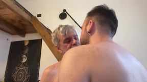 Youngman Barebacks a Mature Grindr Hooker